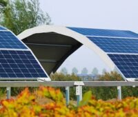 Zu sehen ist der neue Photovoltaik-Solarbogen von Goldbeck Solar, der in der Agri-PV Anwendung finden soll.