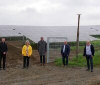 Zu sehen sind Verantwortliche vor dem Photovoltaik-Kraftwerk Sinsheim, mit dem die N-Ergie in die sonstige Direktvermarktung einsteigt.