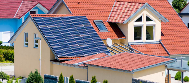 Photovoltaik auf einem Dach in einer Einfamilienhaussiedlung