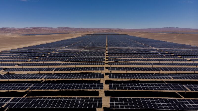 Im Bild ein gigantischer Photovoltaik-Solarpark in Chile, der Projektentwickler Grenergy stärkt Geschäft in Deutschland.