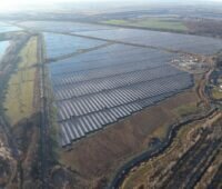 Luftbild von Photovoltaik-Aufnahme, die bis fast zum Horizont reicht - 650 MW Solarpark, der auch Blindleistung liefert.