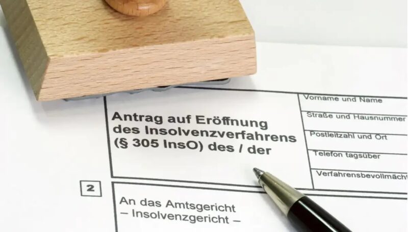 Im Bild ein Stempel und ein Formular zur Eröffnung von einem Insolvenzverfahren, in dem sich PV-Projektierer Fellensiek befindet.