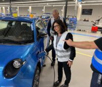 Die neuen Besitzer des ersten e.Go Elektroautos sind in der Fertigung bei e.GO Mobile in Aachen zu sehen.