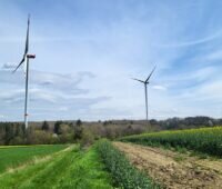 Im Bild ein Windpark, der Projektentwickler Abo Energy ist in den Bereichen Wind, Solar, Speicher und Wasserstoff tätig.