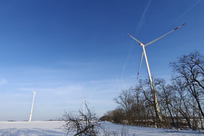 Windpark von Prokon - drei Windkraftanlagen in einer Schneelandschaft -