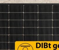 Im Bild eines der Protect-Solarmodule von Bauer Solar, das die DIBt-Zulassung erhalten hat.