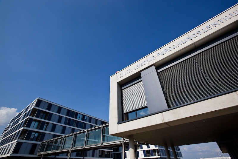 Modernes, quaderförmiges Gebäude vor blauem Himmel: Reiner Lemoine Forschungszentrum bei Q Cells in Thalheim