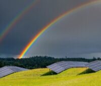 Im Bild ein Photovoltaik-Solarpark unter Regenbogen von R.Power, das Unternehmen liefert Solarstrom an H&M.