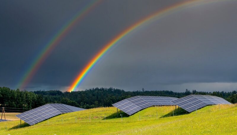 Im Bild ein Photovoltaik-Solarpark unter Regenbogen von R.Power, das Unternehmen liefert Solarstrom an H&M.