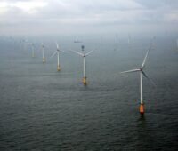 Offshore-Windpark mit manövrierenden Schiffen.