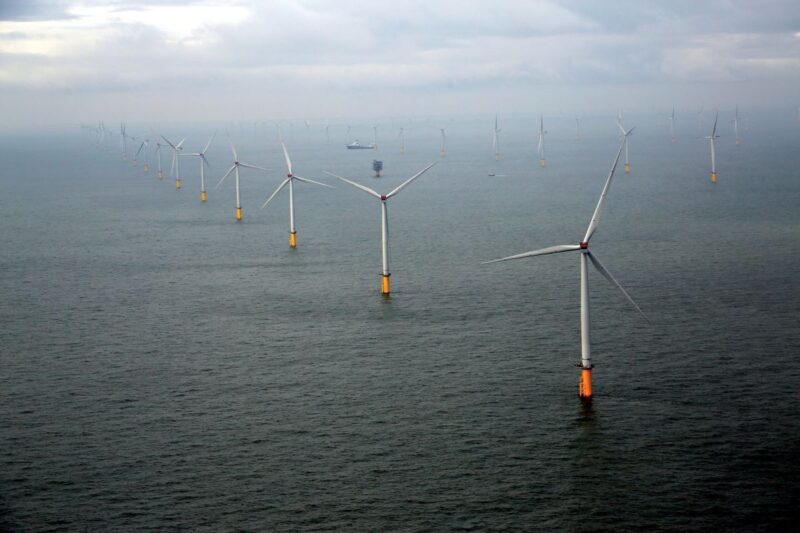 Offshore-Windpark mit manövrierenden Schiffen.