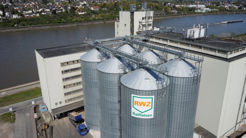 Agrarstandort mit Silos am Rhein bei Andernach