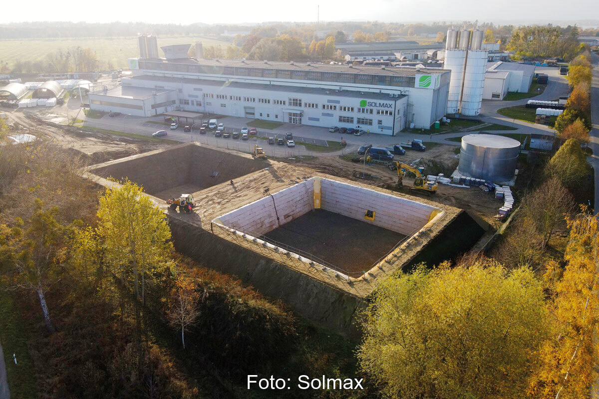 Luftbild der beiden Erdbecken-Wärmespeicher vor der Solmax-Fabrik.