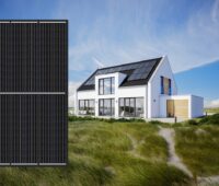 ZU sehen ist eine Fotomontage aus Haus mit PV-Dach und dem schwarzen Halbzellen-Photovoltaik-Modul von Sharp.