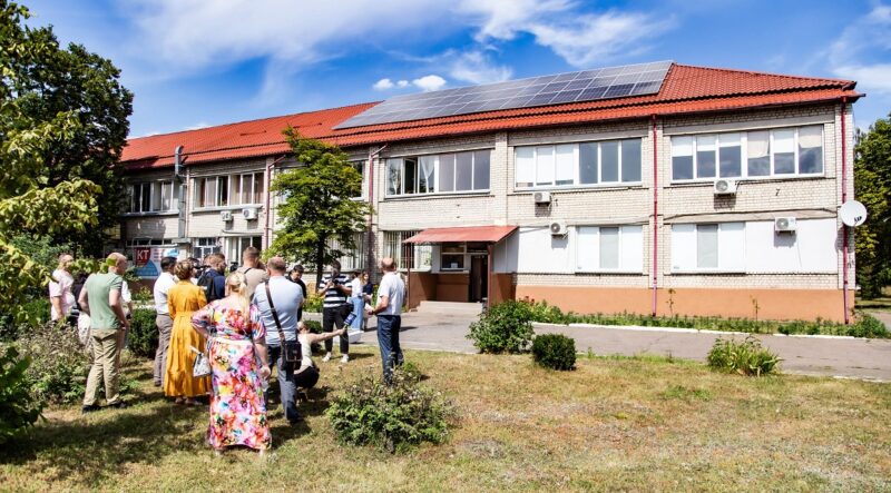 Im Bild das Dach mit der Solaranlage, das die Photovoltaik-Notstromversorgung für das Krankenhaus in der ukrainischen Stadt Brovary trägt.