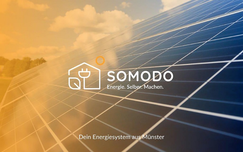 Zu sehen ist eine Darstellung mit Photovoltaik-Dach und dem Firmenlogo von Somodo, den neunen Anbieter für Photovoltaik, PV-Speicher und Wallbox.