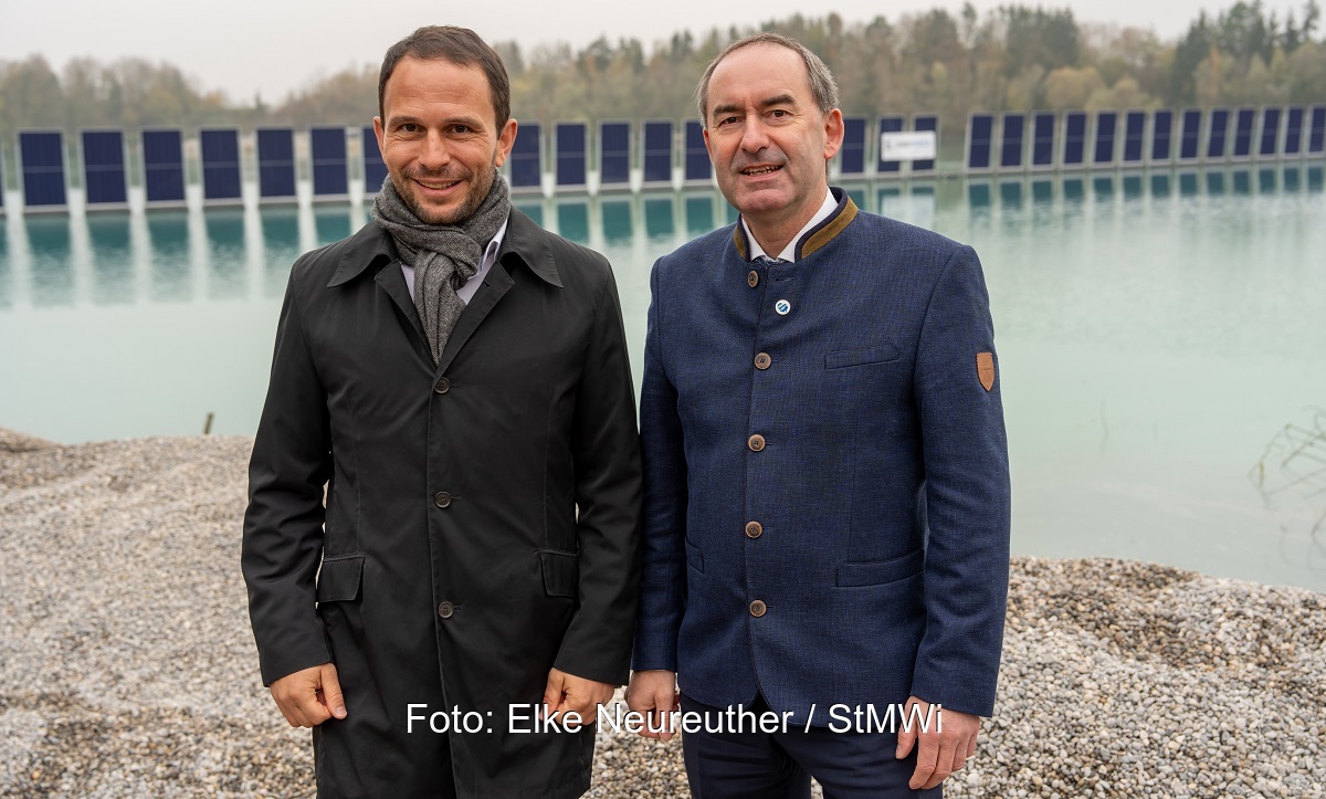 Im Bild Bayerns Wirtschaftsminister Hubert Aiwanger der Philipp Sinn, Geschäftsführer von Sinn Power, als Gestalter im Team Energiewende ausgezeichnet hat.