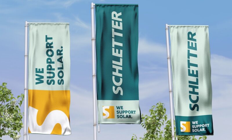 Im Bild Firmenflaggen, Photovoltaik-Montagesystemspezialist Schletter verzeichnet Umsatzrückgang.