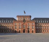 Die Fassade des Barockschloss Mannheim besteht aus rötlichem Sandstein