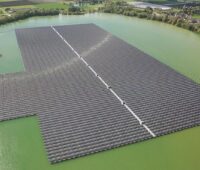 Zu sehen ist die Floating-PV-Anlage Uivermeertjes von Baywa re, mit 29,8 MW Solarstrom-Leistung eine der größten schwimmenden Photovoltaik-Anlagen der Welt.