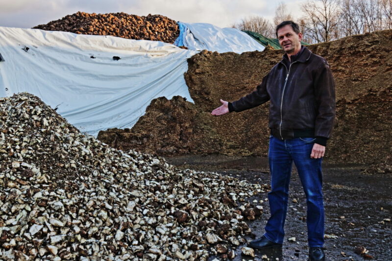 Der Präsident des Fachverbandes Biogas, Horst Seide, vor einem Lager mit Resten für die Biogaserzeugung.