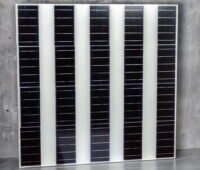 Ein Solarmodul, das in Reihen abwechselnd Zellen und intransparente Funktionsschichten hat.