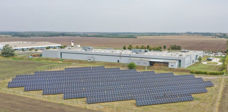 Im Bild eine Photovoltaik-Freiflächenanlage von Opera Solar, die mit Sharp Modulen ausgestattet ist.