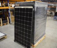 Zui sehen ist eine Palette mit Photovotaik-Modulen bei Solar Auctions.