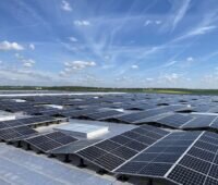 Aufdach-Solaranlage mit in flachem Winkel montierten Modulen auf Flachdach in Frankreich.