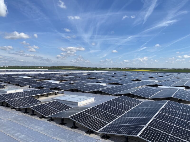 Aufdach-Solaranlage mit in flachem Winkel montierten Modulen auf Flachdach in Frankreich.