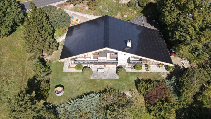Luftbild eines Bauernhauses mit integriertem Solar-Schrägdach.
