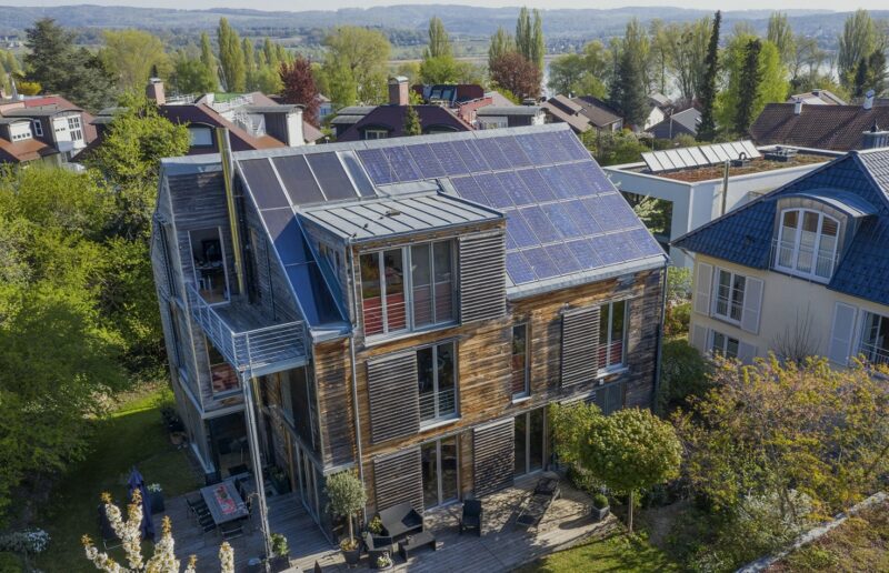 Im Bild ein Holzhaus mit Solardach, der Photovoltaik-Ausbau in Baden-Württemberg lag 2024 auf Rekordniveau.