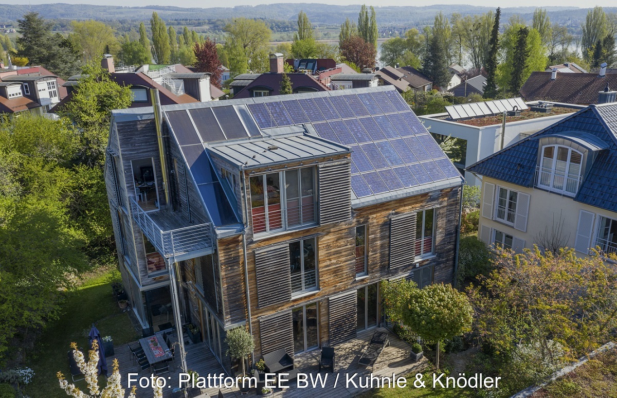 Im Bild ein Holzhaus mit Solardach, der Photovoltaik-Ausbau in Baden-Württemberg lag 2024 auf Rekordniveau.