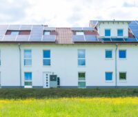 Im Bild ein Mehrfamilienhaus mit Photovoltaik-Anlage, Solar Estate setzt Mieterstrommodelle um.