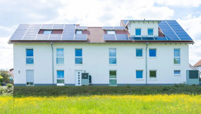 Im Bild ein Mehrfamilienhaus mit Photovoltaik-Anlage, Solar Estate setzt Mieterstrommodelle um.