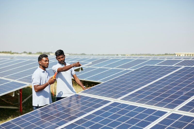 Zwei Männer in Photvoltaik-Anlage in Indien