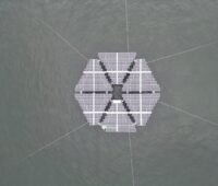 sechs Dreiecke, bestückt mit PV-Modulen, schwimmen auf Meer - Offshore-Solaranlage