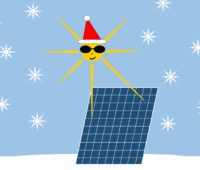 Weihnachtssonne mit Weihnachtsmann-Mütze bestrahlt Solarmodul