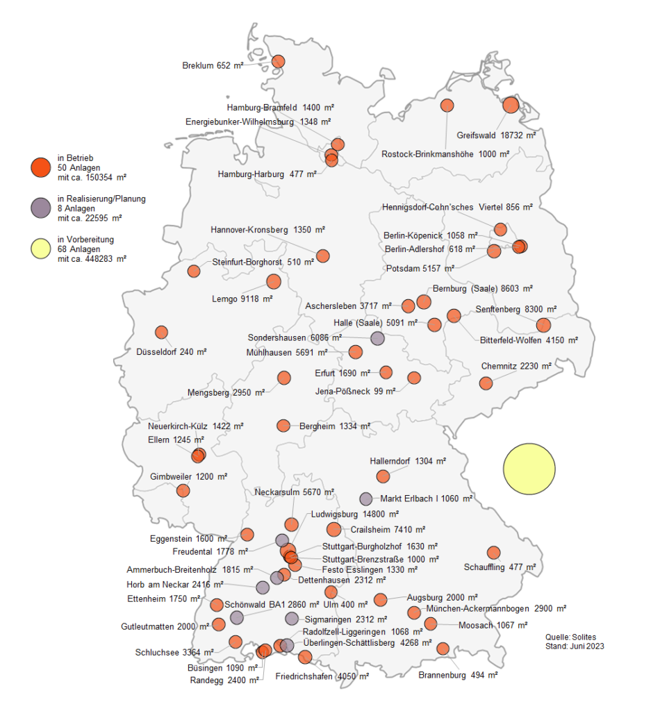 Deutschlandkarte, auf der verschiedenfarbige Punkte die Lage und Größe von Solarthermieanlagen für Wärmenetze symbolisieren. Dazu sind jeweils Orte und Quadratmeter Bruttokollektorfläche vermerkt.