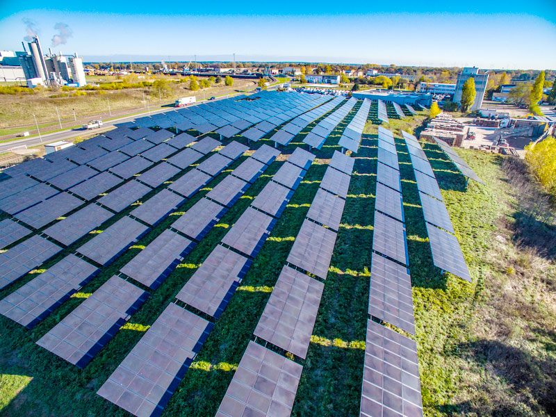 Luftbild einer Freiflächen-Photovoltaikanlage in der Energie-Kommune Magdeburg