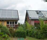 Zu sehen sind zwei Häuser in Hamburg, die beide eine Solaranlage für Heizung und Warmwasser auf dem Dach installiert haben.