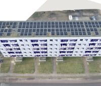 Zu sehen ist eine Skizze eines der Neubauten in Walsleben mit dem Photovoltaik-Mieterstrom auf dem Dach.