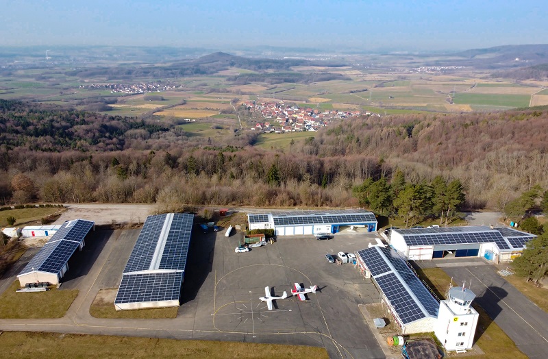 Zu sehen ist die Photovoltaik-Anlage vom Flugplatz Burg Feuerstein aus der Luft.