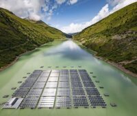 Floating-PV auf dem Stausee Bourg-Saint-Pierre, Photovoltaik-Freiflächenanlagen sind laut Schweizer Solarmonitor kaum gebaut worden.