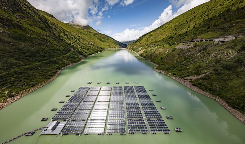 Floating-PV auf dem Stausee Bourg-Saint-Pierre, Photovoltaik-Freiflächenanlagen sind laut Schweizer Solarmonitor kaum gebaut worden.