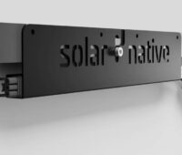 Im Bild der Mikrowechselrichter von Solarnative, der im Blackglas SolarScreen zum Einsatz kommt.