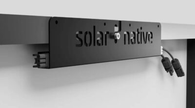 Im Bild der Mikrowechselrichter von Solarnative, der im Blackglas SolarScreen zum Einsatz kommt.