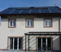 Zu sehen ist ein Hausdach mit Photovoltaik und Solarthermie. Die Solarpflicht in Bremen zielt in erster Linie auf Photovoltaik ab.