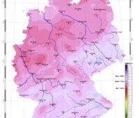 Karte von Deutschland zeigt Solarstrahlung im Juli 2024 in Rosa-Tönen.