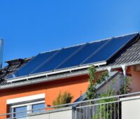 Solarthermie: Sonnenkollektoren auf Hausdach liefern Solarwärme